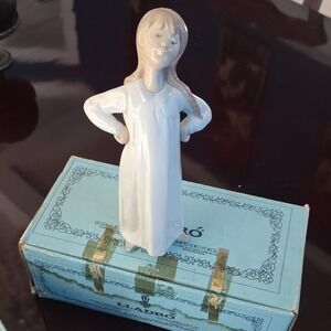 Lladró Girl Porcelain Figurine Hand Painted Glossy Medium with Box